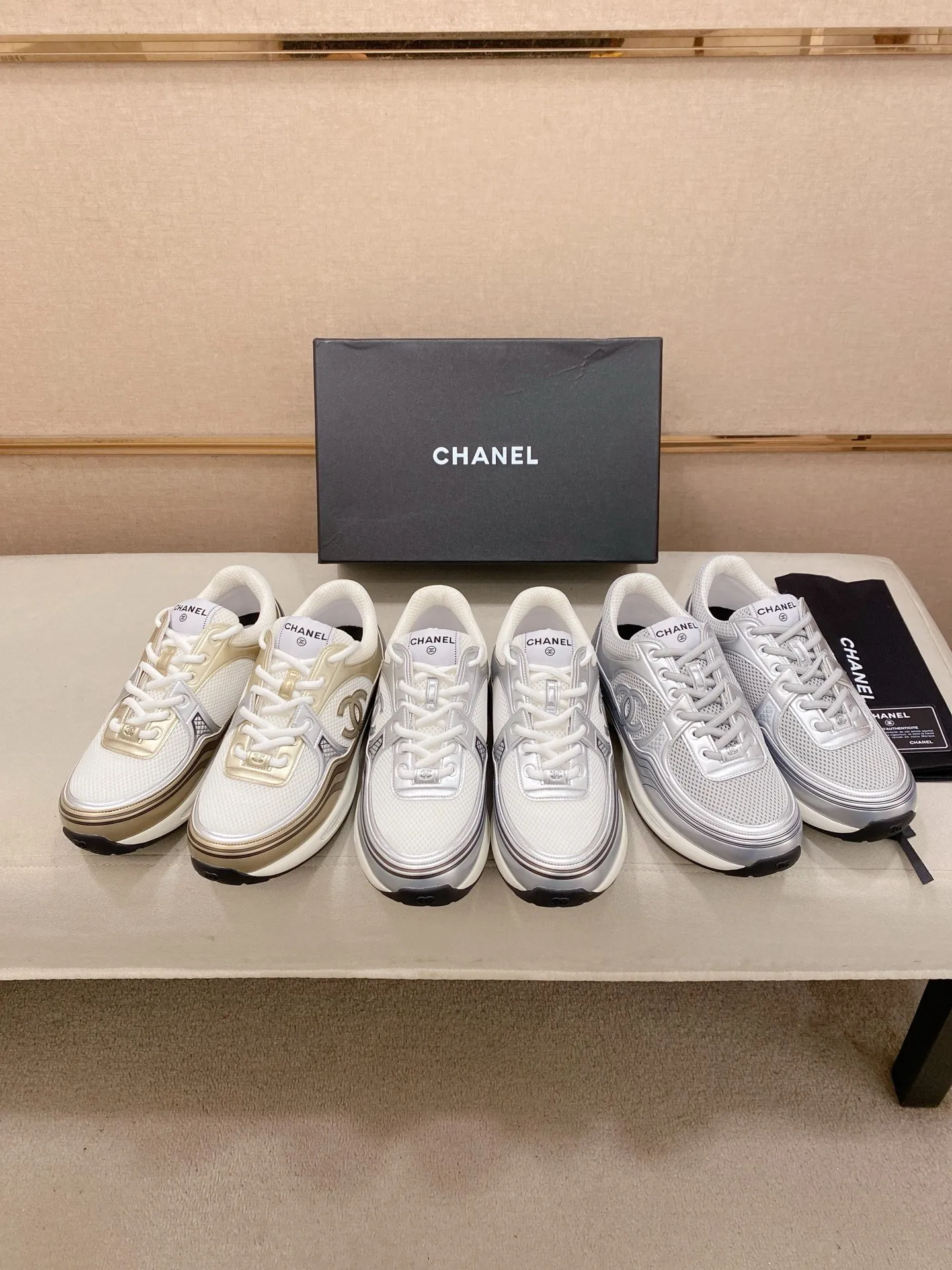 Factory price: 620💰 Chanel Chanel - 2026 counter top casual sports shoes This classic design; the upper is electro-embroidered with a variety of techniques; the outsole is fashionable and sporty; the extraordinary inclusion of a variety of color matching elements... The diversified mix and match is very beautiful and versatile, casual, fashionable, sports and outdoor can be taken into account... ꫛꫀꪝ Go➫ Material: ❶Upper is made of: Original imported high-mercerized smooth cow suede + special anti-mesh fabric ❷Inner use: original imported breathable mesh ❸Outsole based on: original TPU combination outsole Full set of boutique packaging for women 35–41 men 38-45